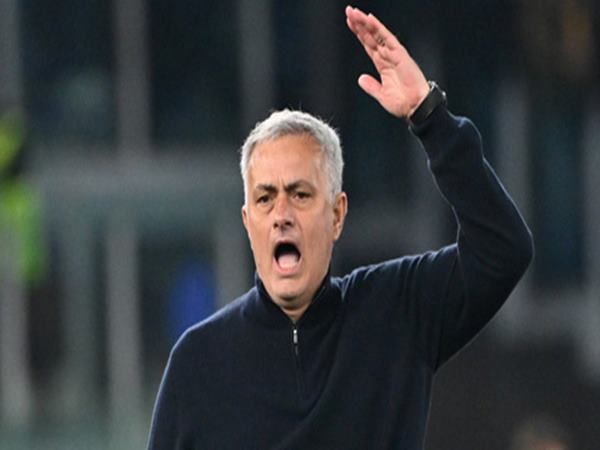 Tin bóng đá 24/2: Mourinho bị cấm chỉ đạo 2 trận