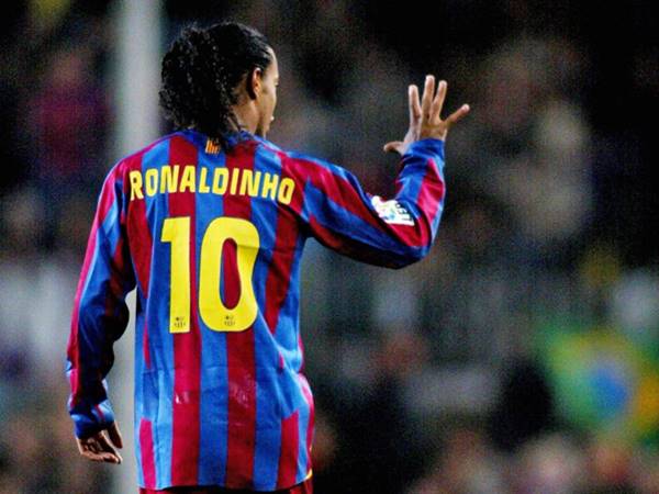 Hé lộ số áo Ronaldinho ở Barca, Milan và các CLB khác