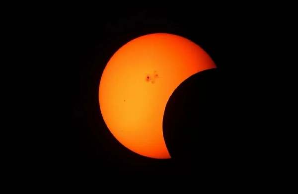 Nằm mơ thấy nhật thực là điềm gì, chọn con số gì may mắn?