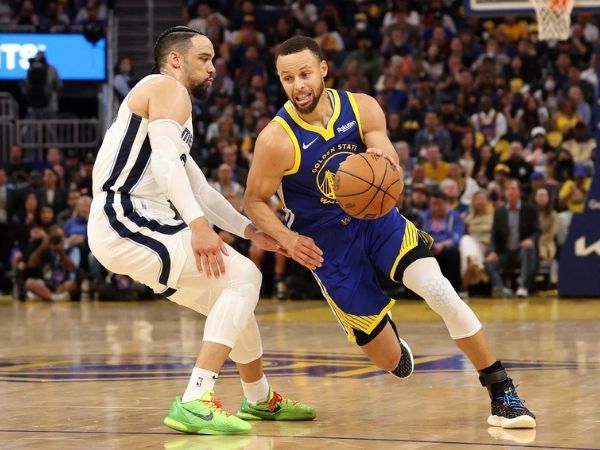 Stephen Curry huyền thoại clutch vẫn uy hiếp đối thủ cuối trận