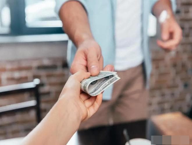 Nằm mơ thấy bố cho tiền là điềm tốt hay xấu, số gì hên?