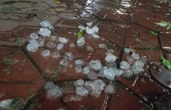 Chiêm bao thấy mưa đá làm hư hại nhà cửa